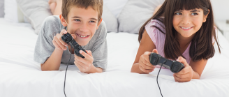 enfants jouant à des jeux vidéos éducatifs